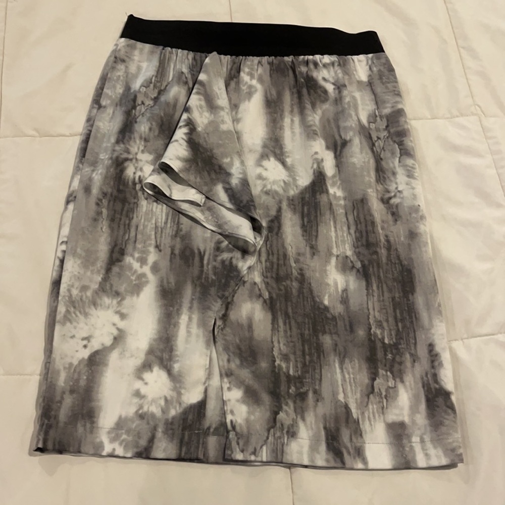 Simply Vera Wang grey and white silky feel skirt, size XS